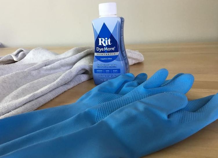 HELP How do I remove this kind of dye? It returns to is original bright  blue color as it cools? (Pictured in Rit color remover bath) : r/dyeing